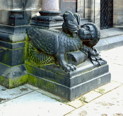 Лев и дракон. Скульптурная композиция у входа в Бременский кафедральный собор