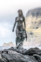 Памятник Копаконе-Шелки на Фаррерских островах, неподалёку от Микладеалура