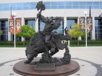 Орк верхом на волке. Статуя возле здания Blizzard в городе Ирвин, Калифорния