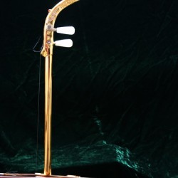 Музыкальный инструмент с изображением Цюню на головке грифа