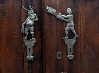 Хальгейст и солевар. Декор двери в Швебиш-Халле