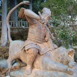 Статуя "Фудзивара-но Такамицу убивает Саруторахэби" (вид сбоку)