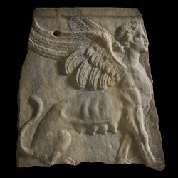 Сфинкс на терракотовой плитке с римской бани