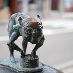 Адзуки-арай. Статуя на улице Шигеру Мизуки