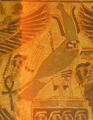 Бог Сокар в виде сокола. Фрагмент саркофага жреца Амона