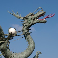 Статуя дракона-луна в южнокрейском Бусане