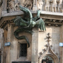 Скульптура дракона на новой мюнхенской ратуше