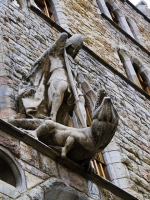 Св. Хосе (Георгий) и дракон над входом в дом Ботинес