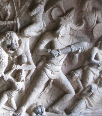 Быкоглавый демон-асура Махиша. Фрагмент барельефа пещерного храма в Махабалипураме (Мамаллапурам)