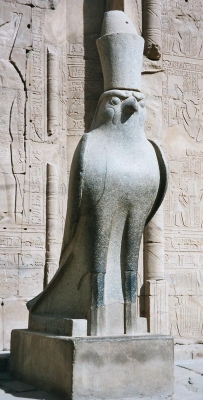 Гор-сокол. Статуя в храме Эдфу, Египет