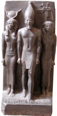 Статуя фараона Менкаура в окружении богинь Хатхор и Инпут