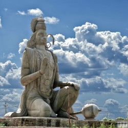 Статуя Ханумана в индийском городке Гулбарга