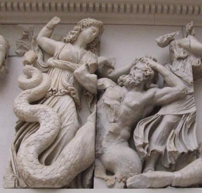 Битва богов с гигантами. Рельеф фриза Пергамского алтаря