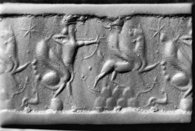 Человек-скорпион, стреляющий в грифоноподобное существо на цилиндрической печати. Среднеассирийский период, 1400-1200 гг до н.э.