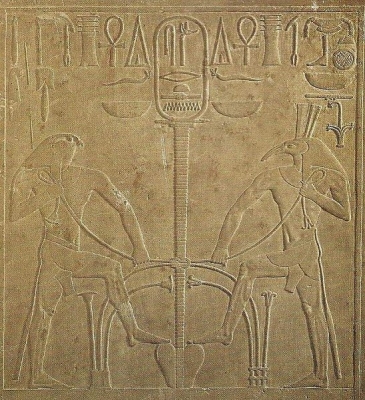 Боги Гор и Сет на троне фараона Сесостриса I