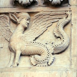 Химерная сирена (барельеф, кафедральный собор Фиденцы, Италия)