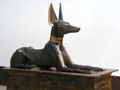 "Лежащая" статуя Анубиса в виде черного шакала из гробницы Тутанхамона