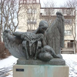 Скульптура ангела у Музея Эйнара Йонсона в Рейкьявике