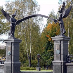 Статуи ангелов. Вход на Минское Братское воинское кладбище 1914-18 гг. 