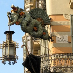 Дракон-фонарщик. "Статуя" в Барселоне
