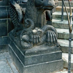 Грифон и змей. Скульптурная композиция у входа в Бременский кафедральный собор