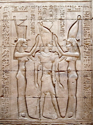 Фараон Птолемей VIII между богинями Уаджит и Нехбет. Барельеф на стене храма Эдфу
