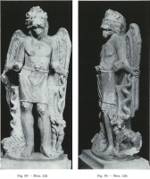 Мраморная скульптура львиноголового существа с Кербером у ног