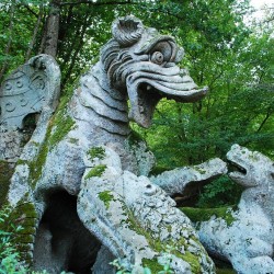 Дракон сражается со львом, собакой и волком. Скульптурная композиция в Священном лесу