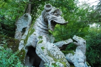 Дракон сражается со львом, собакой и волком. Скульптурная композиция в Священном лесу