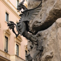 Римский дракон-канделябр как устаревший элемент архитектурного декора