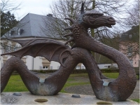 Скульптура-фонтан дракона в г. Мерш, что в Люксембурге