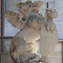 Статуя дракона у лондонского кафедрального собора