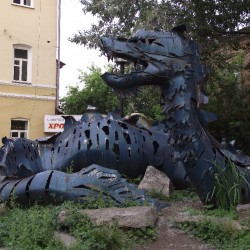 Металлическая статуя дракона в Иркутске