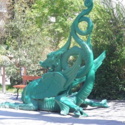 Дракон у входа в будапештский парк развлечений