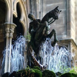 Фонтанная статуя Св. Георгия и дракона в Барселоне