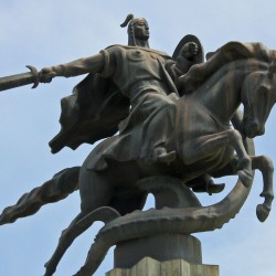 Драконоборец Манас — национальный герой Кыргыстана. Статуя в Бишкеке