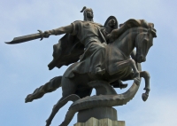 Драконоборец Манас — национальный герой Кыргыстана. Статуя в Бишкеке