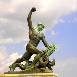 Дракон многоглавый как символ коммунизма. Фрагмент монумента Независимости в Будапеште