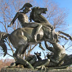 Св. Георгий и дракон — скульптурная композиция в Филадельфии