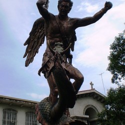 Св. Георгий и дракон — скульптурная композиция около церкви в Маниле