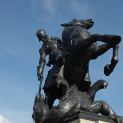 Дракон, поверженный рыцарем — военный мемориал в Ньюкасл-апон-тайн