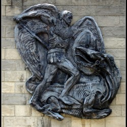Дракон и архангел Михаил— металлический барельеф на стене одной из лютеранских церквей в Питтсбурге