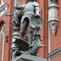 Памятник Св. Георгию в Риге у входа в дом Черноголовых