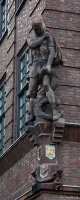 Скульптура Св. Георгия и дракона на стене дома в Ростоке