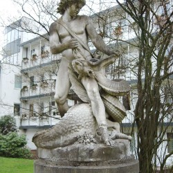 Драконоборец Зигфрид — статуя в Бремене