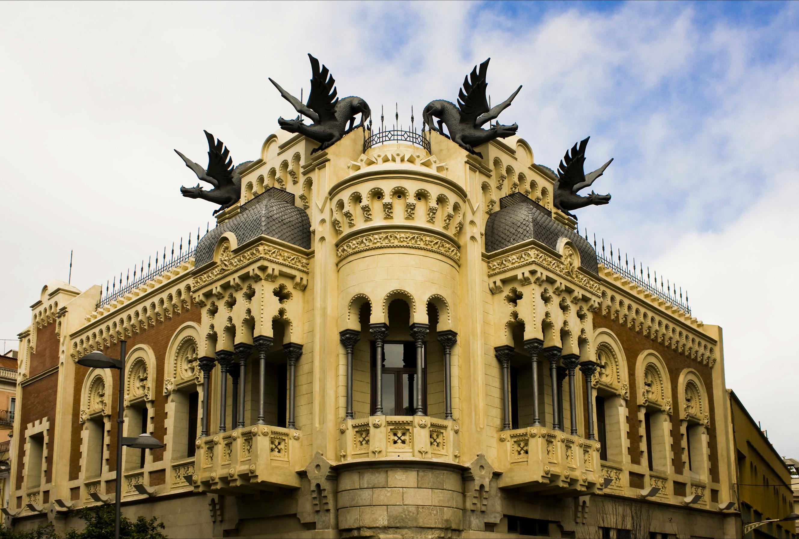 Дома дракона 4. Дом с драконами Сеута. Драконий дом Испания. Дракон на здании.