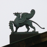 Грифон. Изваяние на крыше оперного театра в Дрездене