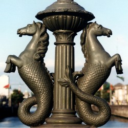 Гиппокампы Дублина на одном из его мостов