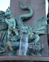 Бульдогоподобный дракон у основания памятника Альфреду Эшеру в Цюрихе