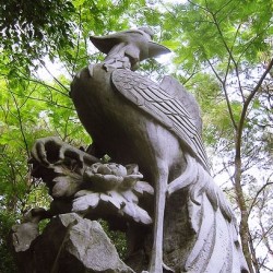 Фэнхуан. Статуя в городе Наньнин